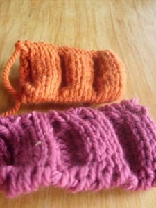 Comparing the finished swatches, Ysolda's in Orange, smooth and easy, mine in pink, not so smooth.